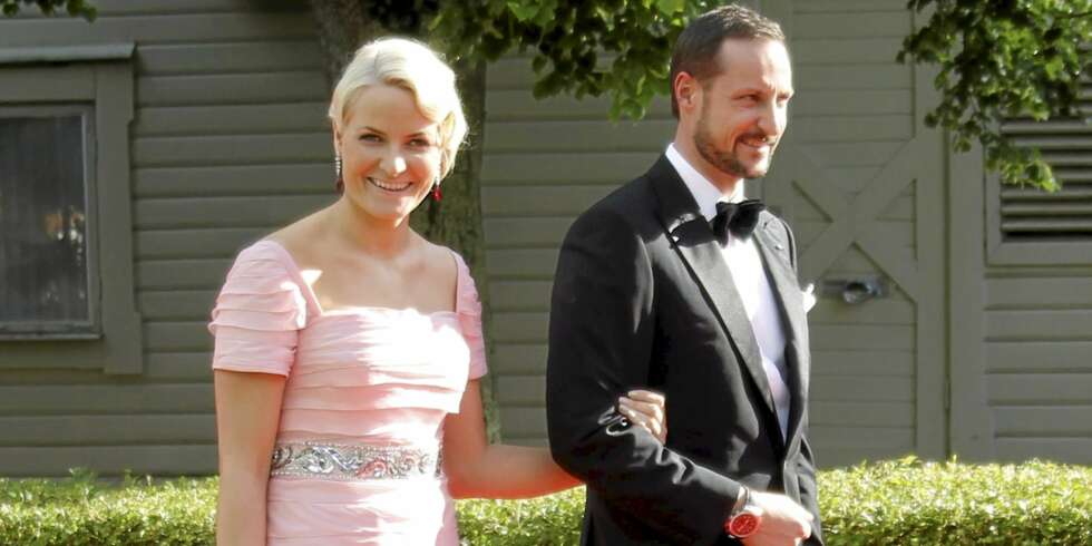 En viktig del av de kongeliges jobb er å kaste glans over begivenheter. Her er den skjønne Mette-marit i kronprinsessebryllup i Sverige sammen med sin kronprins Haakon. En viktig del av de kongeliges jobb er å kaste glans over begivenheter. Her er den skjønne Mette-marit i kronprinsessebryllup i Sverige sammen med sin kronprins Haakon.
