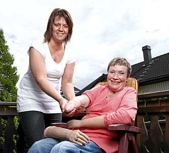 PERSONLIG ASSISTENT: Tove halvorsen (38) hjelper Eldbjørg med å sette på protesene. PERSONLIG ASSISTENT: Tove halvorsen (38) hjelper Eldbjørg med å sette på protesene.