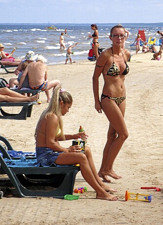 STRANDEN ER FLOTT: Og det er damene også. STRANDEN ER FLOTT: Og det er damene også.