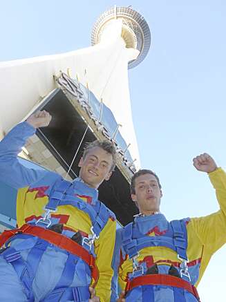 OVERVANT FRYKTEN: Først nektet de, men både Petter og Marcus hoppet til slutt i strikken, fra den lille blå plattformen 280 meter oppe i Stratosphere Tower. OVERVANT FRYKTEN: Først nektet de, men både Petter og Marcus hoppet til slutt i strikken, fra den lille blå plattformen 280 meter oppe i Stratosphere Tower.