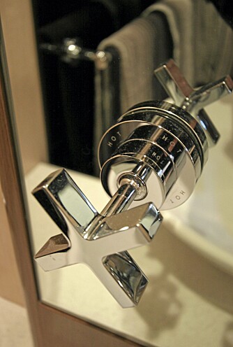 DETALJER: Smekre detaljer pynter opp, som blant annet servantene. DETALJER: Smekre detaljer pynter opp, som blant annet servantene.