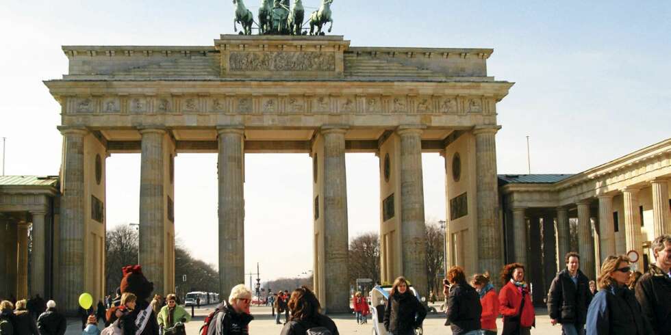 BRANDENBURGER TOR: Landemerket ble reist i 1734 og symboliserer både triumfer og tragedier. BRANDENBURGER TOR: Landemerket ble reist i 1734 og symboliserer både triumfer og tragedier.