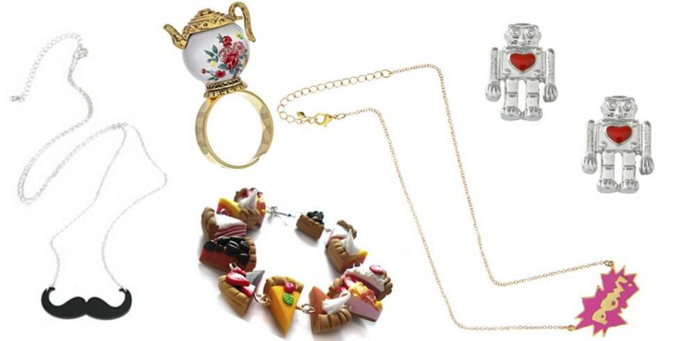 FRA VENSTRE: Kjede med bart fra Bikbok (kr 59), ring med tekanne fra Topshop (kr 81), armbånd med kakestykker fra Dollymixx (kr 239), kjede med snakkeboble fra Kitson (kr 143), øredobber med roboter fra Asos (kr 38). FRA VENSTRE: Kjede med bart fra Bikbok (kr 59), ring med tekanne fra Topshop (kr 81), armbånd med kakestykker fra Dollymixx (kr 239), kjede med snakkeboble fra Kitson (kr 143), øredobber med roboter fra Asos (kr 38).