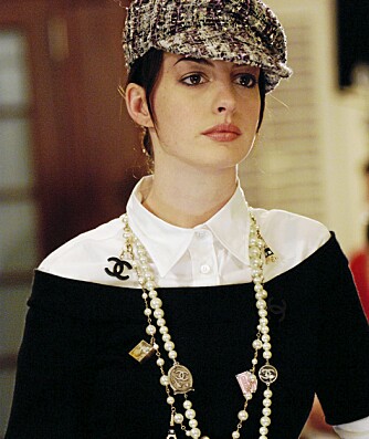 Anne Hathaway blir forvandlet fra stygg andunge til chic svane i The Devil Wears Prada. Anne Hathaway blir forvandlet fra stygg andunge til chic svane i The Devil Wears Prada.