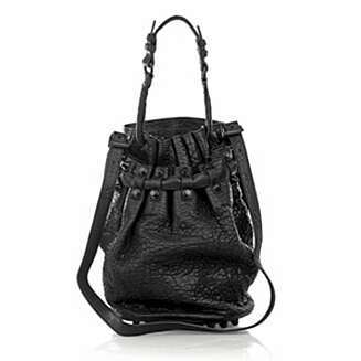 DIEGO: Alexander Wang sin Diego Bucket Bag er det mang en fashionista som sikler på. Fås på Luxury Høyer på Eger til den nette sum av kr 7399. DIEGO: Alexander Wang sin Diego Bucket Bag er det mang en fashionista som sikler på. Fås på Luxury Høyer på Eger til den nette sum av kr 7399.
