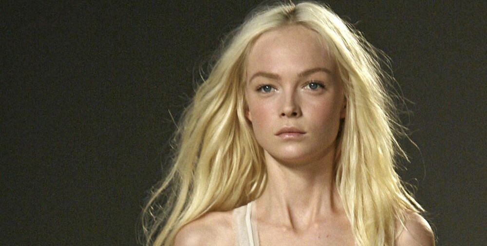 LYS ØYENSKYGGE: Legg merke til det lille strøket av lys skimmerskygge lagt innerst i øyekroken til modell Siri Tollerød. Her fra Chloé-visningen for vårmoten 2010. LYS ØYENSKYGGE: Legg merke til det lille strøket av lys skimmerskygge lagt innerst i øyekroken til modell Siri Tollerød. Her fra Chloé-visningen for vårmoten 2010.