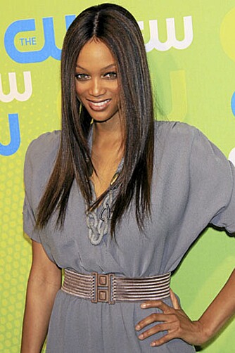 TYRA BANKS: Grått blir hot til hennes eksotiske farger. TYRA BANKS: Grått blir hot til hennes eksotiske farger.