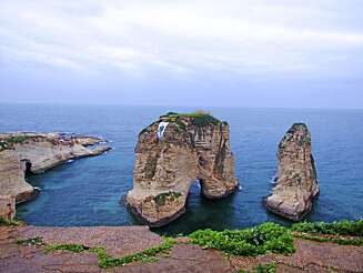 KLIPPER: Pigeon rocks er den mest berømte naturattraksjonen i Beirut. Om sommeren kan du ta en båttur rundt steinene og også ta en titt inn i de mørke hulene. KLIPPER: Pigeon rocks er den mest berømte naturattraksjonen i Beirut. Om sommeren kan du ta en båttur rundt steinene og også ta en titt inn i de mørke hulene.