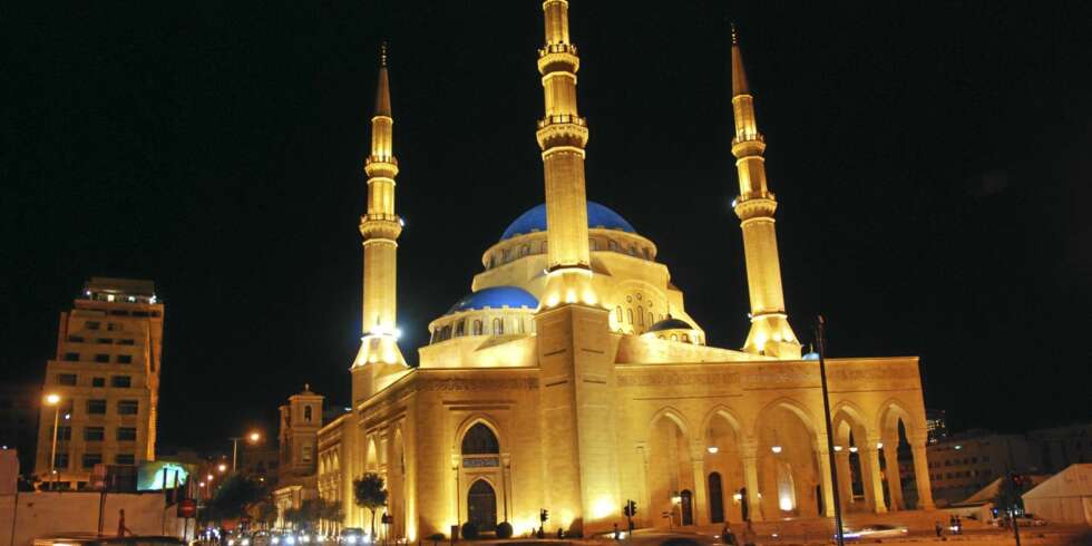MOSKÉ I SENTRUM: Libanon er kjent for sin flerreligiøsitet. I downtown ligger den imponerende Mohammed al-Amin moskeen, lik den blå moskeen i Istanbul. Ved siden av ligger St. Georges-katedralen fra korsfarertiden. MOSKÉ I SENTRUM: Libanon er kjent for sin flerreligiøsitet. I downtown ligger den imponerende Mohammed al-Amin moskeen, lik den blå moskeen i Istanbul. Ved siden av ligger St. Georges-katedralen fra korsfarertiden.