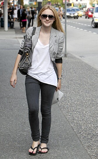 LITEN SKUESPILLERINNE: Dakota Fanning er blitt nesten voksen og viser seg her i smale jeans, hvit t-skjorte og flip-flops. En kul designerveske hører selvsagt med, sammen med solbriller. LITEN SKUESPILLERINNE: Dakota Fanning er blitt nesten voksen og viser seg her i smale jeans, hvit t-skjorte og flip-flops. En kul designerveske hører selvsagt med, sammen med solbriller.