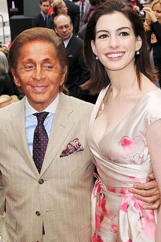 ORANSJE ELLER HVIT?: Moteskaperen Valentino er kjent for å overdrive selvbruningen. Ekstra tydelig kommer oransjeskjæret fram når han står ved siden av bleke Anne Hathaway. ORANSJE ELLER HVIT?: Moteskaperen Valentino er kjent for å overdrive selvbruningen. Ekstra tydelig kommer oransjeskjæret fram når han står ved siden av bleke Anne Hathaway.