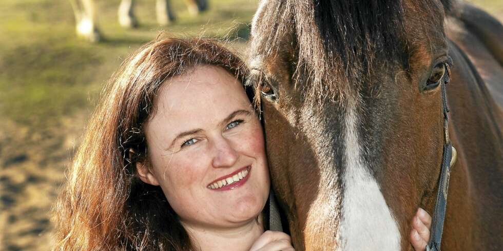 Sissel snakker telepatisk med hesten Hurrycane og hører hvordan hun har hatt det siden sist. Sissel snakker telepatisk med hesten Hurrycane og hører hvordan hun har hatt det siden sist.