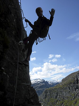 RETT OPP: Klatringen i jernbøyler opp til platået var egentlig enda skumlere enn hoppet på Trolltunga. Synes nå vi. RETT OPP: Klatringen i jernbøyler opp til platået var egentlig enda skumlere enn hoppet på Trolltunga. Synes nå vi.