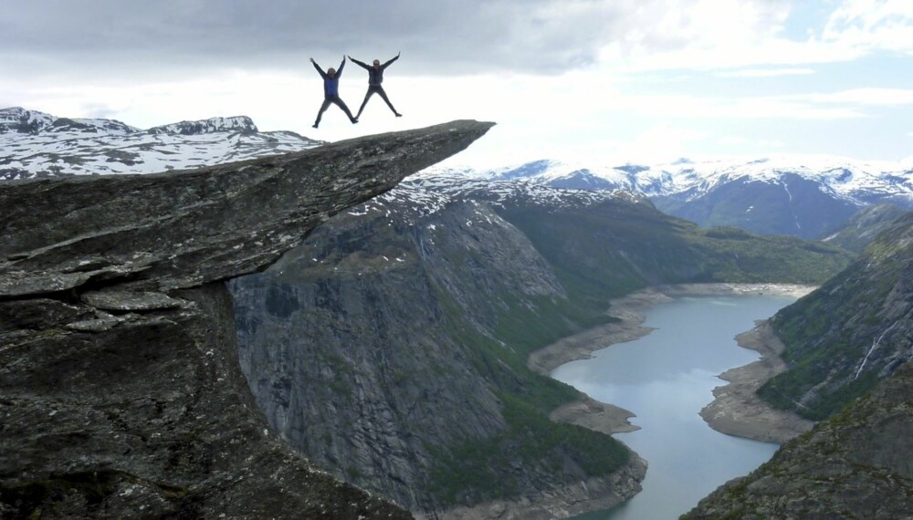 HØYT HENGER DE...og høyt spiller de. Livet, satt på spissen, i Hardanger. HØYT HENGER DE...og høyt spiller de. Livet, satt på spissen, i Hardanger.
