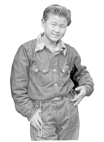 Som 15 år gammel flyktning i Korea, ble Chul Ho Lee funnet halvt druknet av amerikanske soldater, og begynte i tjeneste hos dem. Som 15 år gammel flyktning i Korea, ble Chul Ho Lee funnet halvt druknet av amerikanske soldater, og begynte i tjeneste hos dem.