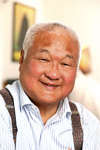 "Be happy" - vær glad - er tittelen på boken Chul Ho Lee selv skrev for noen år siden. Selv om livet hans ikke bare har vært en solskinnshistorie, har han alltid fremstått som et positivt menneske. "Be happy" - vær glad - er tittelen på boken Chul Ho Lee selv skrev for noen år siden. Selv om livet hans ikke bare har vært en solskinnshistorie, har han alltid fremstått som et positivt menneske.
