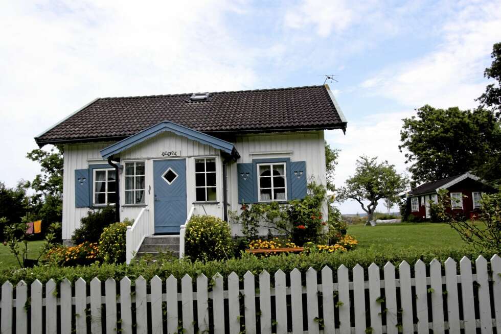 SOMMERIDYLL: Et nydelig lite hus Stine forelsket seg i på Koster. SOMMERIDYLL: Et nydelig lite hus Stine forelsket seg i på Koster.