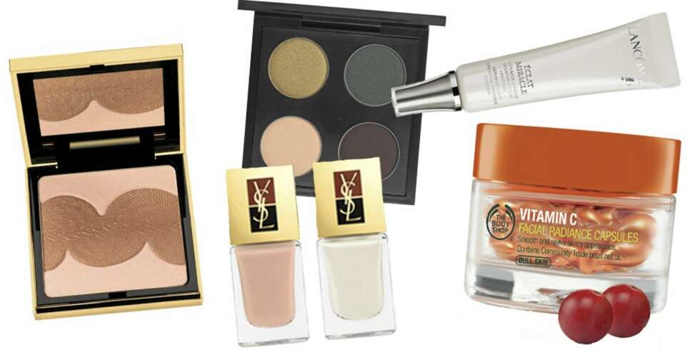 FRA VENSTRE: Det ferskenfargede skimmerpudderet Péché L`éclat fra YSL fremhever kinnbeina (kr 465).
Delikat neglelakksett fra Y-Cone YSL, fint til brune hender (kr 255).
Øyenskygge i høstnyanser, Burmese Beauty fra Mac (kr 370).
Serumet Éclat Miracle (kr 315) fra Lancôme motvirker skygger på huden, brukes under foundation.
Vitamin C Skin Radiancee Capsules fra The Body Shop (kr 229) er kapsler fulle av c-vitaminer, som gir huden glød. FRA VENSTRE: Det ferskenfargede skimmerpudderet Péché L`éclat fra YSL fremhever kinnbeina (kr 465).
Delikat neglelakksett fra Y-Cone YSL, fint til brune hender (kr 255).
Øyenskygge i høstnyanser, Burmese Beauty fra Mac (kr 370).
Serumet Éclat Miracle (kr 315) fra Lancôme motvirker skygger på huden, brukes under foundation.
Vitamin C Skin Radiancee Capsules fra The Body Shop (kr 229) er kapsler fulle av c-vitaminer, som gir huden glød.
