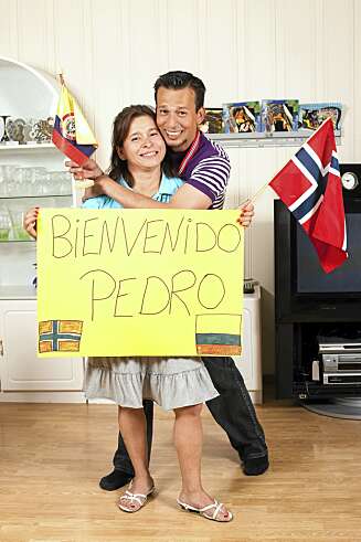 MOTTAGELSEN: Da Pedro landet på Gardermoen løp Maria forbi sikkerhetssperringene i pur glede med denne plakaten "Velkommen Pedro". MOTTAGELSEN: Da Pedro landet på Gardermoen løp Maria forbi sikkerhetssperringene i pur glede med denne plakaten "Velkommen Pedro".