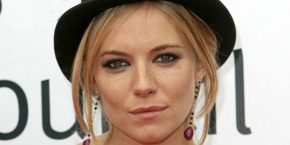 HOT I HATT: Sienna Miller topper antrekket med en tøff herrehatt. HOT I HATT: Sienna Miller topper antrekket med en tøff herrehatt.