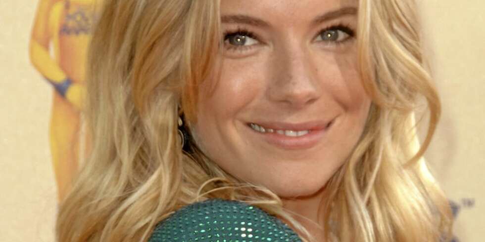 NATURLIG VAKKER: Sienna Miller hadde som vanlig lite sminke på seg, og så naturlig vakker ut på den røde løperen. NATURLIG VAKKER: Sienna Miller hadde som vanlig lite sminke på seg, og så naturlig vakker ut på den røde løperen.