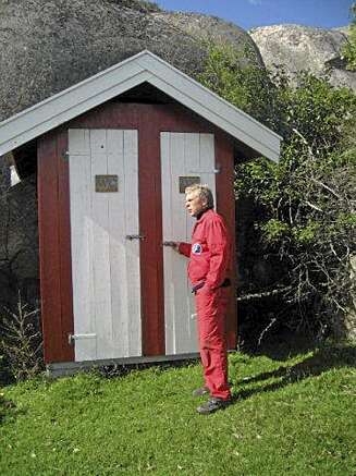 Avdelingsleder for Skjærgårdstjenesten i Hvaler kommune, Eivind Børresen, sjekker en av utedoene som er satt ut. Avdelingsleder for Skjærgårdstjenesten i Hvaler kommune, Eivind Børresen, sjekker en av utedoene som er satt ut.