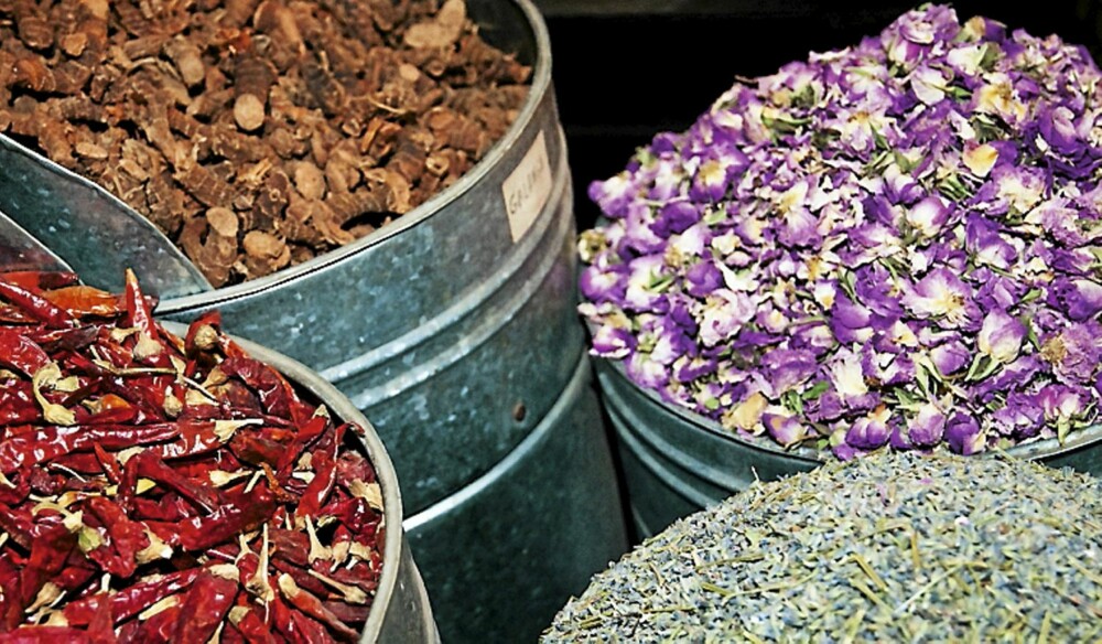 Chili, lakrisrot, roseblader og lavendel. Chili, lakrisrot, roseblader og lavendel.
