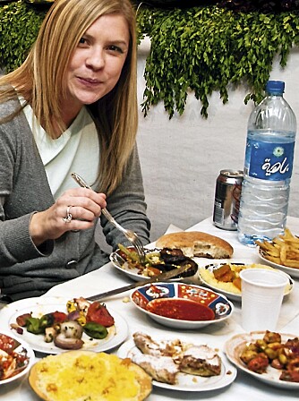 På markedet Djema el- Fna får du typisk marokkansk mat, som kylling, lammekjøtt, grønnsaker og couscousgryn. Spesialiteter du bør smake på er harira, som er en tykk linsesuppe, og kefta, små lammekjøttboller. På markedet Djema el- Fna får du typisk marokkansk mat, som kylling, lammekjøtt, grønnsaker og couscousgryn. Spesialiteter du bør smake på er harira, som er en tykk linsesuppe, og kefta, små lammekjøttboller.