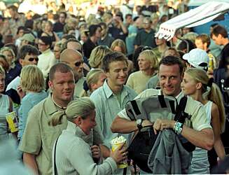 Kronprinsen har hele sitt liv vært en flittig konsert-og festivalgjenger Her under Quart'n i 1999. Kronprinsen har hele sitt liv vært en flittig konsert-og festivalgjenger Her under Quart'n i 1999.