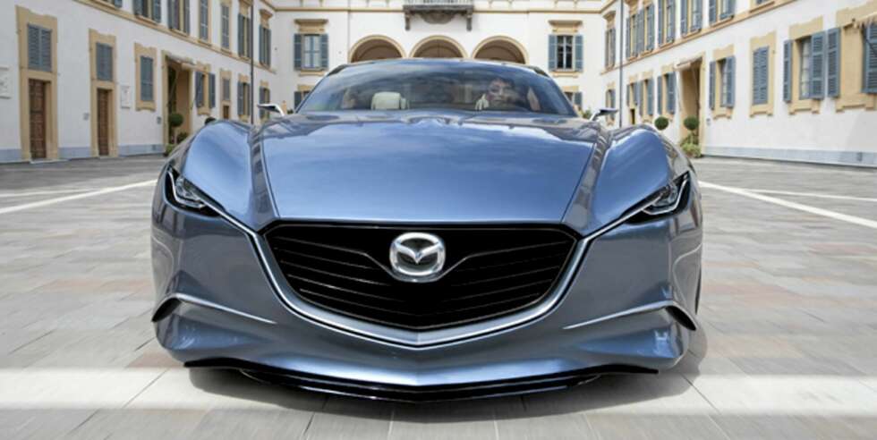 Her ser dere fremtidens Mazda-fjes. Alu-linjen mellom frontlyktene, via undersiden av grillen, blir et viktig kjennetegn. Her ser dere fremtidens Mazda-fjes. Alu-linjen mellom frontlyktene, via undersiden av grillen, blir et viktig kjennetegn.