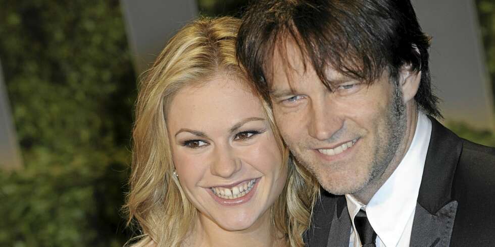 BLYG OG BLODTØRSTIG: Som vampyren Bill i «True Blood» bruker Stephen Moyer en strategisk plassert, hudfarget sokk for å dekke til snurrebassen sin. Nå kan sokken bli din. Den er endatil signert av både ham og motspiller Anna Paquin. BLYG OG BLODTØRSTIG: Som vampyren Bill i «True Blood» bruker Stephen Moyer en strategisk plassert, hudfarget sokk for å dekke til snurrebassen sin. Nå kan sokken bli din. Den er endatil signert av både ham og motspiller Anna Paquin.