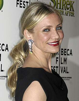CAMERON DIAZ: Med klassikeren hestehale. Kler alle. CAMERON DIAZ: Med klassikeren hestehale. Kler alle.
