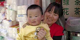 Mor og barn på marked i Beijing. (Foto: Lise Lotte Winther-Bay) Mor og barn på marked i Beijing. (Foto: Lise Lotte Winther-Bay)