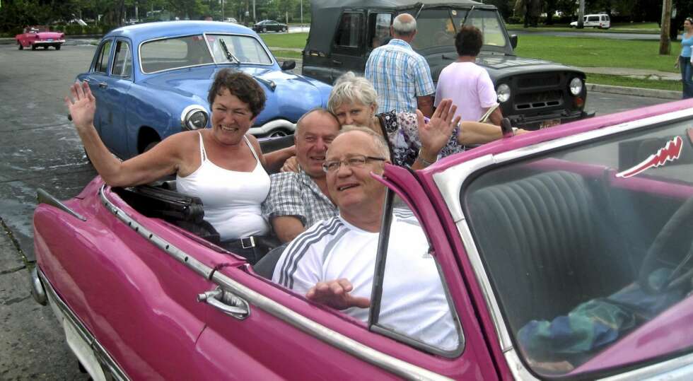 BIL MED STIL: Vi cruiser i gamle amerikanske veteranbiler fra 1950-tallet langs Malecon, gjennom Miramar og Vedado til Revolusjonsplassen. (Foto: Reisecompaniet) BIL MED STIL: Vi cruiser i gamle amerikanske veteranbiler fra 1950-tallet langs Malecon, gjennom Miramar og Vedado til Revolusjonsplassen. (Foto: Reisecompaniet)