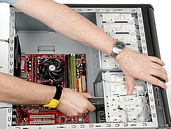 OPTISK: Det finnes flere løsninger for å feste optiske enheter som harddisk, DVD og Blu-ray. På moderne kabinetter finnes det stort sett enkle løsninger for å klikke de optiske enhetene på plass uten bruk av skrujern. OPTISK: Det finnes flere løsninger for å feste optiske enheter som harddisk, DVD og Blu-ray. På moderne kabinetter finnes det stort sett enkle løsninger for å klikke de optiske enhetene på plass uten bruk av skrujern.