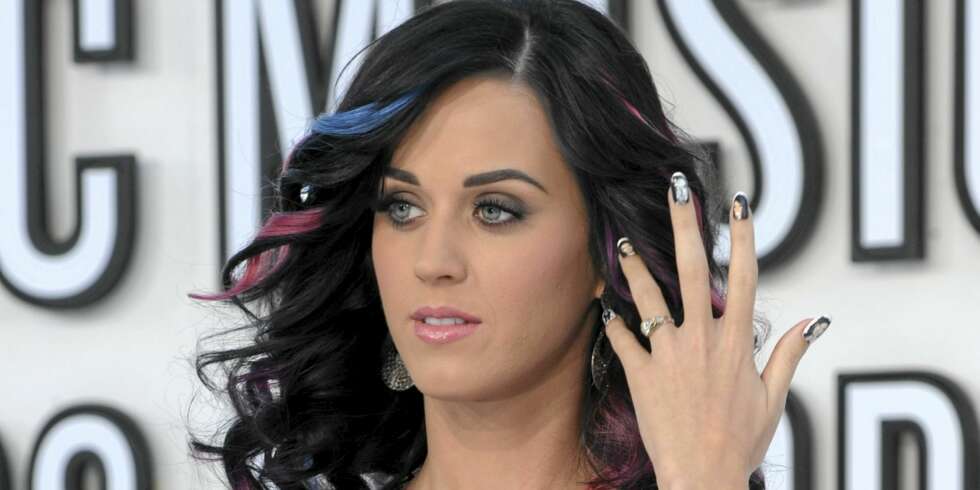 10 X RUSSEL: Katy Perry viste fingerspissfølelse, og kom til VMA-utdelingen med forloveden Russell Brand på hver eneste negl. 10 X RUSSEL: Katy Perry viste fingerspissfølelse, og kom til VMA-utdelingen med forloveden Russell Brand på hver eneste negl.