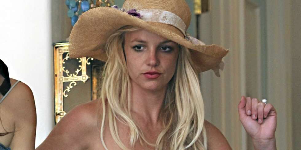Britney er de siste dagene blitt observert med denne iøyenfallende diamantringen på vestre ringfinger. Britney er de siste dagene blitt observert med denne iøyenfallende diamantringen på vestre ringfinger.