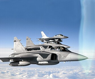 SAMARBEID: To Gripen og en norsk F-16 på patrulje over Nord-Norge. SAMARBEID: To Gripen og en norsk F-16 på patrulje over Nord-Norge.