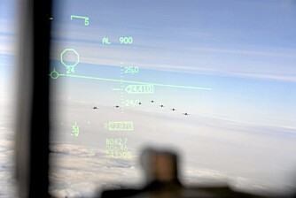 En formasjon Gripen-fly sett gjennom Head Up Displayet på F-16 jageren til ""Cave"". En formasjon Gripen-fly sett gjennom Head Up Displayet på F-16 jageren til ""Cave"".