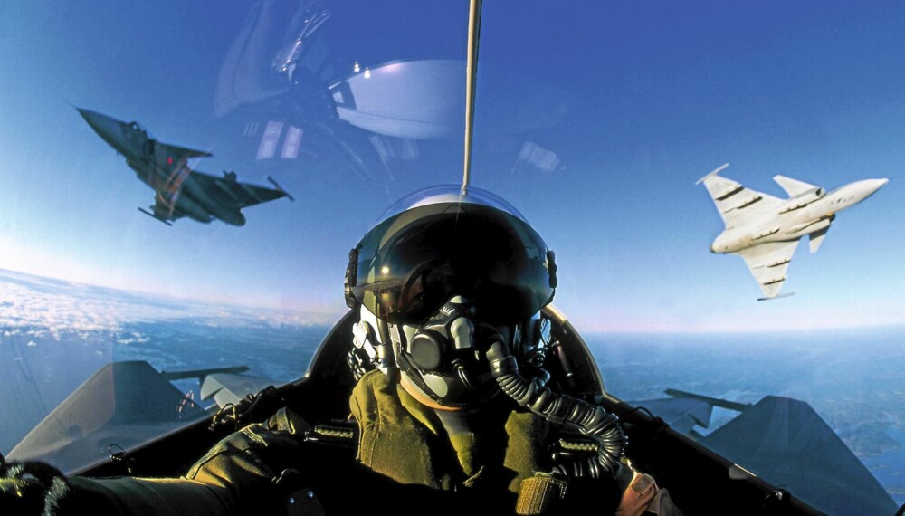 Norske F-16 kjemper mot svenske JAS 39 Gripen i luftrommet på grensen mellom Norge og Sverige. Norske F-16 kjemper mot svenske JAS 39 Gripen i luftrommet på grensen mellom Norge og Sverige.