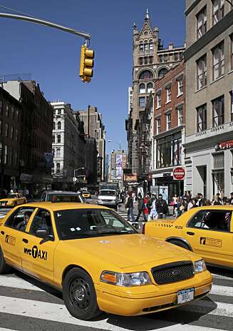 LANDEMERKER: De gule drosjene, Yellow Cabs, er rene mobile landemerker som finnes overalt i New York. Her er vi på Union Square på Manhattan. LANDEMERKER: De gule drosjene, Yellow Cabs, er rene mobile landemerker som finnes overalt i New York. Her er vi på Union Square på Manhattan.