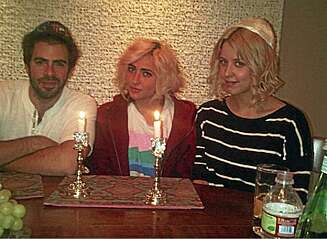 Peaches (t.h.) feiret den jødiske høytiden yom kippur sammen med kjæresten Eli Roth og venninnen Chrissie Curry. Grisen Pennington måtte bli hjemme. Peaches (t.h.) feiret den jødiske høytiden yom kippur sammen med kjæresten Eli Roth og venninnen Chrissie Curry. Grisen Pennington måtte bli hjemme.