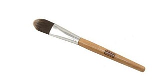 FOUNDATIONKOST: Everyday Mineral Foundationbrush (kr 120). FOUNDATIONKOST: Everyday Mineral Foundationbrush (kr 120).