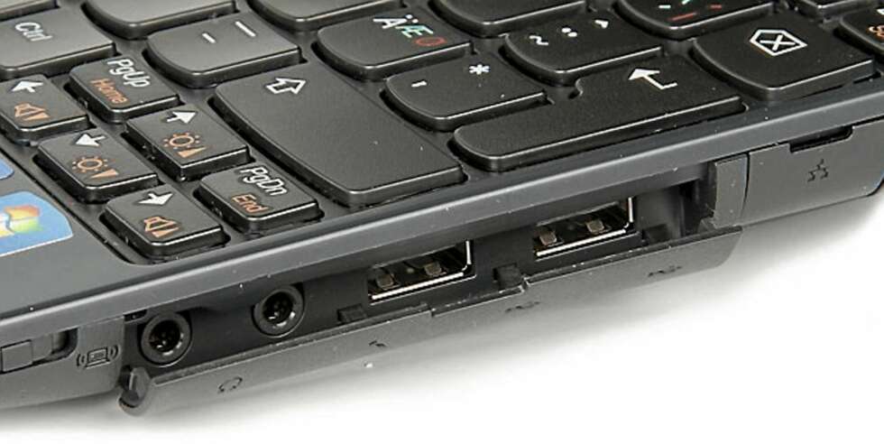 DEKSEL: Portene skjules bak et deksel. Lenovo har sånn sett slått to fluer i én smekk, ved at portene beskyttes bedre og at maskinen ser mer stilren ut. DEKSEL: Portene skjules bak et deksel. Lenovo har sånn sett slått to fluer i én smekk, ved at portene beskyttes bedre og at maskinen ser mer stilren ut.