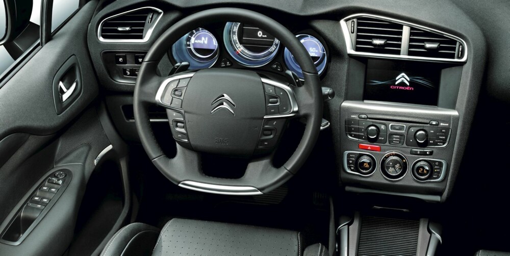 BEHAGELIG: Førermiljøet i Citroën C4 er behagelig. Det er masser av plass, og massasje i forsetene er jo deilig... BEHAGELIG: Førermiljøet i Citroën C4 er behagelig. Det er masser av plass, og massasje i forsetene er jo deilig...