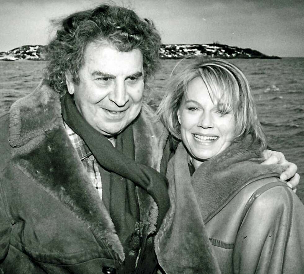 Arja Saijonmaa og Mikis Theodorakis på turné i Nord-Norge på slutten av 1980-tallet. Her er de på fisketur utenfor Tromsø. Arja Saijonmaa og Mikis Theodorakis på turné i Nord-Norge på slutten av 1980-tallet. Her er de på fisketur utenfor Tromsø.