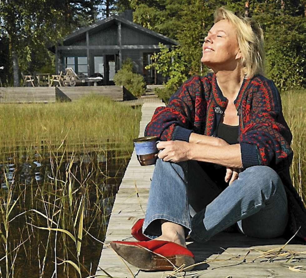Arja pendler mellom sine tre hjem i Helsingfors, Stockholm og Paris, men søker roen ved sitt sommersted i Mikkeli i Øst-Finland. Arja pendler mellom sine tre hjem i Helsingfors, Stockholm og Paris, men søker roen ved sitt sommersted i Mikkeli i Øst-Finland.