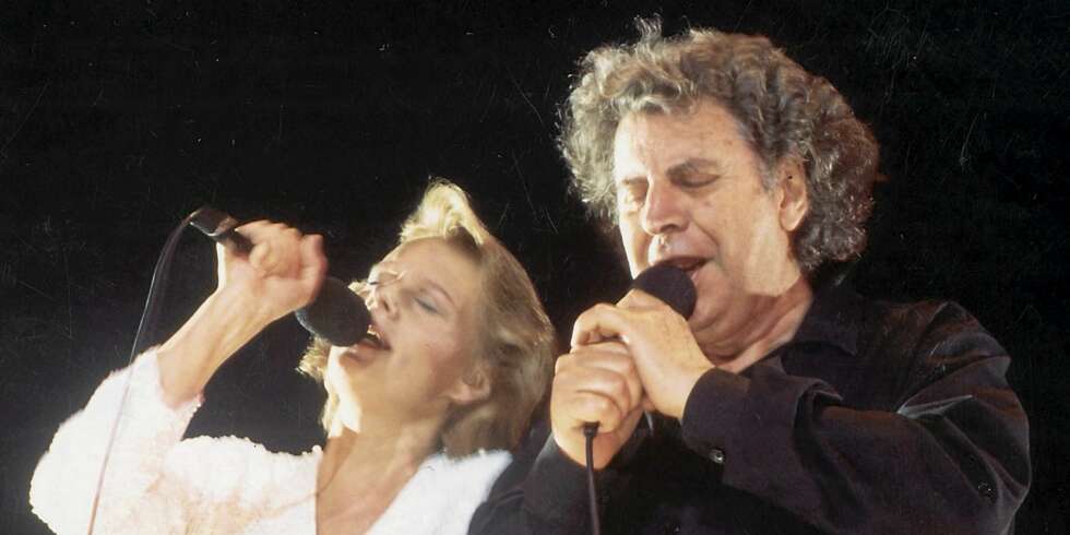 Arja Saijonmaa møtte Mikis Theodorakis på 1970-tallet, og har siden elsket både mannen og hans musikk. Her er Arja og Mikis fra en konsert på 1980-tallet. Arja Saijonmaa møtte Mikis Theodorakis på 1970-tallet, og har siden elsket både mannen og hans musikk. Her er Arja og Mikis fra en konsert på 1980-tallet.