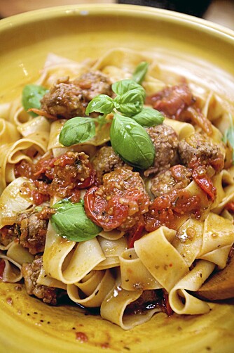 HOVEDRETT: Pasta med kjøttboller i tomatsaus. HOVEDRETT: Pasta med kjøttboller i tomatsaus.