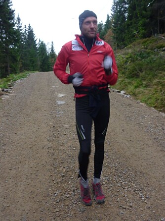 THE GAY-JOG: Odd-Bjørn kommer igjen i kontakt med sine feminine sider, og demonstrerer "The Gay-Jog" THE GAY-JOG: Odd-Bjørn kommer igjen i kontakt med sine feminine sider, og demonstrerer "The Gay-Jog"